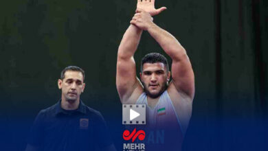 احترام نظامی و دور افتخار با پرچم ایران توسط محمدنژاد پس از قهرمانی 7